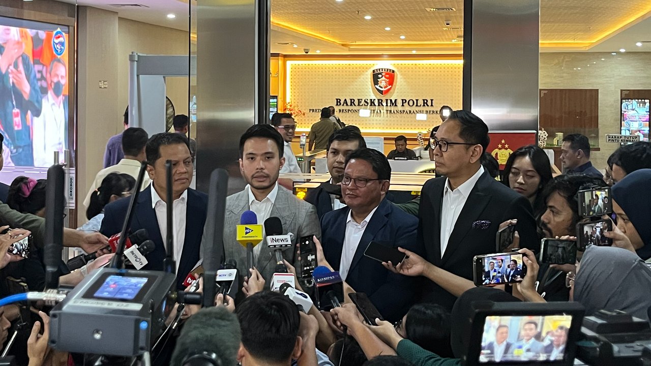 Pengamat menilai tudingan ijazah palsu Jokowi berpotensi merusak demokrasi. Prabowo sebagai pemimpin masa depan, harus bersikap atas isu ini.