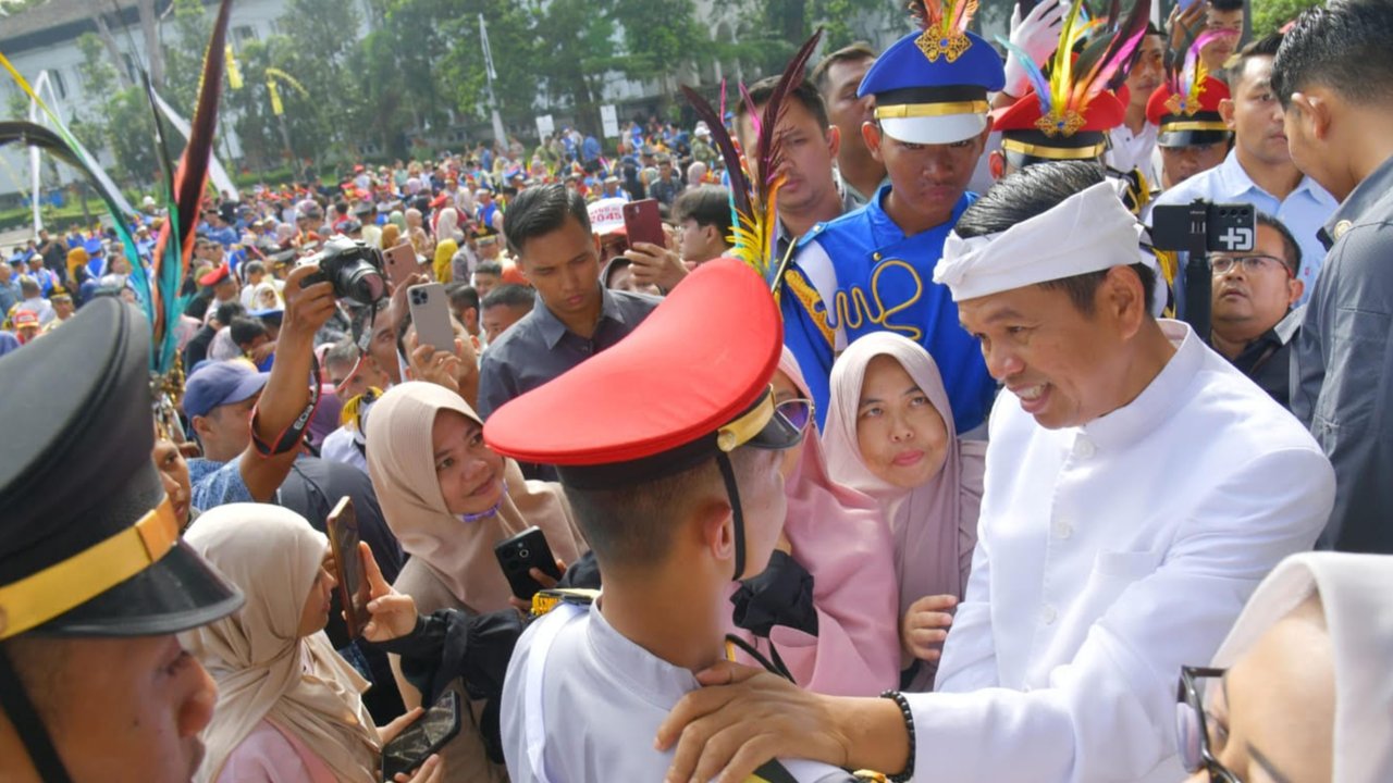 pelajar lulus dari barak militer