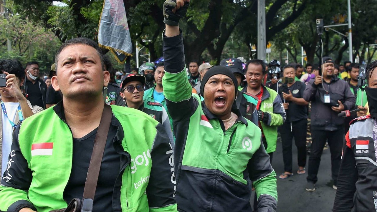 Ribuan pengemudi ojek online (ojol) dan taksi online menggelar aksi unjuk rasa di kawasan Patung Kuda, Jakarta, Selasa (20/5/2025). Demo ojol besar-besaran hari ini digelar secara serentak di beberapa titik-titik di 5 wilayah Jakarta, serta di Jabodetabek, Jawa dan sebagian Sumatera. Diperkirakan, sebanyak 25 ribu pengemudi ikut serta dalam aksi ini.