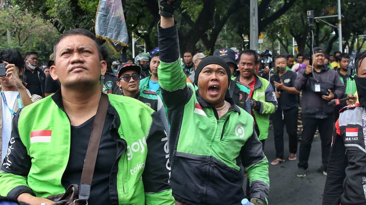 Ribuan pengemudi ojek online (ojol) dan taksi online menggelar aksi unjuk rasa di kawasan Patung Kuda, Jakarta, Selasa (20/5/2025). Demo ojol besar-besaran hari ini digelar secara serentak di beberapa titik-titik di 5 wilayah Jakarta, serta di Jabodetabek, Jawa dan sebagian Sumatera. Diperkirakan, sebanyak 25 ribu pengemudi ikut serta dalam aksi ini.