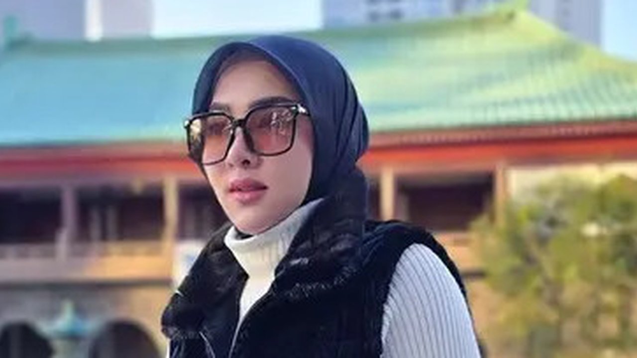 Inspirasi outfit liburan kekinian dan stylish ala Syahrini.