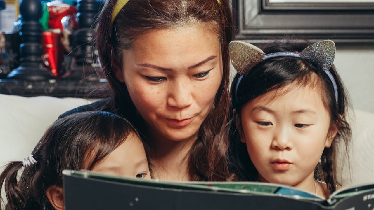 Orang Tua Gen Z Enggan Membacakan Buku untuk Anak, Studi Ungkap Dampaknya