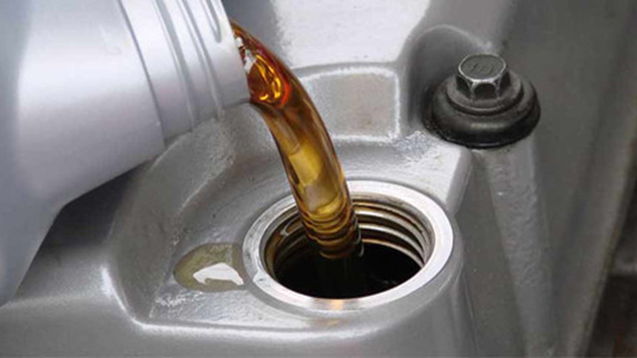 Pelajari Kapan Waktu Ideal untuk Mengganti Oli Motor