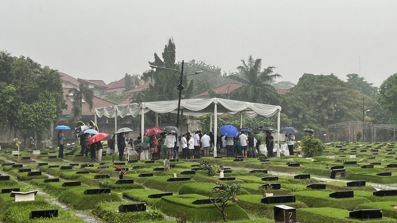 Suasana Pemakaman Suami Najwa Shihab di TPU Jeruk Purut
