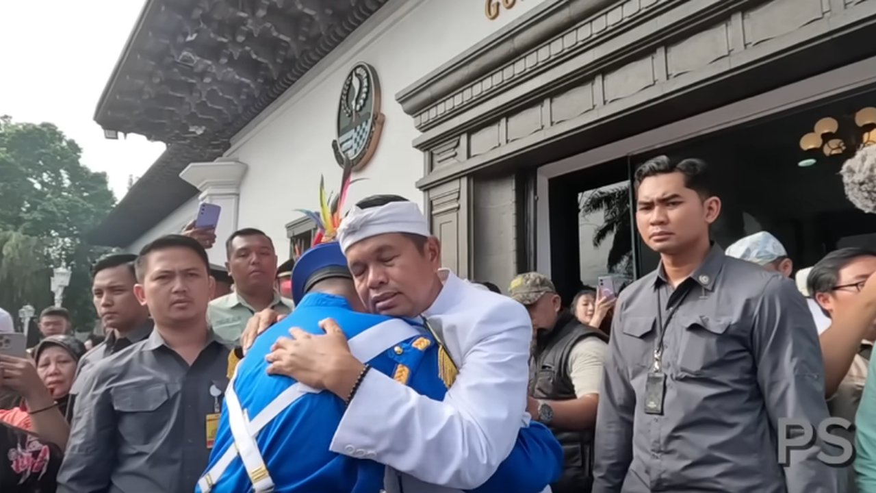Dedi Mulyadi Peluk Anak-anak yang Usai Pendidikan Di Barak Militer