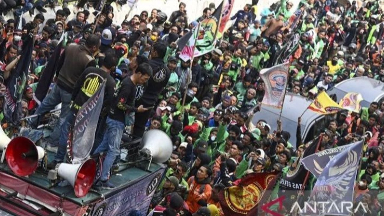 Ribuan pengemudi ojek online (ojol) dan taksi online menggelar aksi unjuk rasa di kawasan Patung Kuda, Jakarta, Selasa (20/5/2025). Demo ojol besar-besaran hari ini digelar secara serentak di beberapa titik-titik di 5 wilayah Jakarta, serta di Jabodetabek, Jawa dan sebagian Sumatera. Diperkirakan, sebanyak 25 ribu pengemudi ikut serta dalam aksi ini.