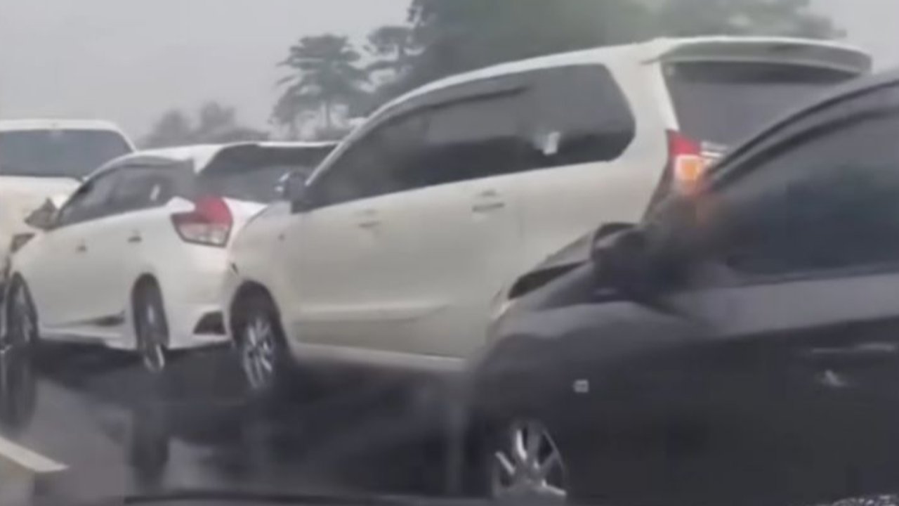 Tabrakan beruntun di Tol Cileunyi
