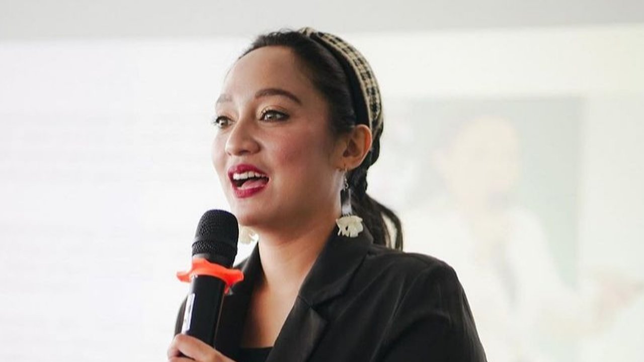Bella juga melanjutkan S2 dengan mengambil Ilmu Komunikasi di UI. Semoga, Bella dan Chiki bisa meneruskan nilai-nilai kehidupan yang diajarkan oleh mendiang Marissa Haque.
