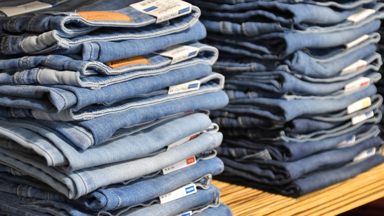 Ilustrasi celana jeans. (dok. Waldermar Brandt/Unsplash.com)