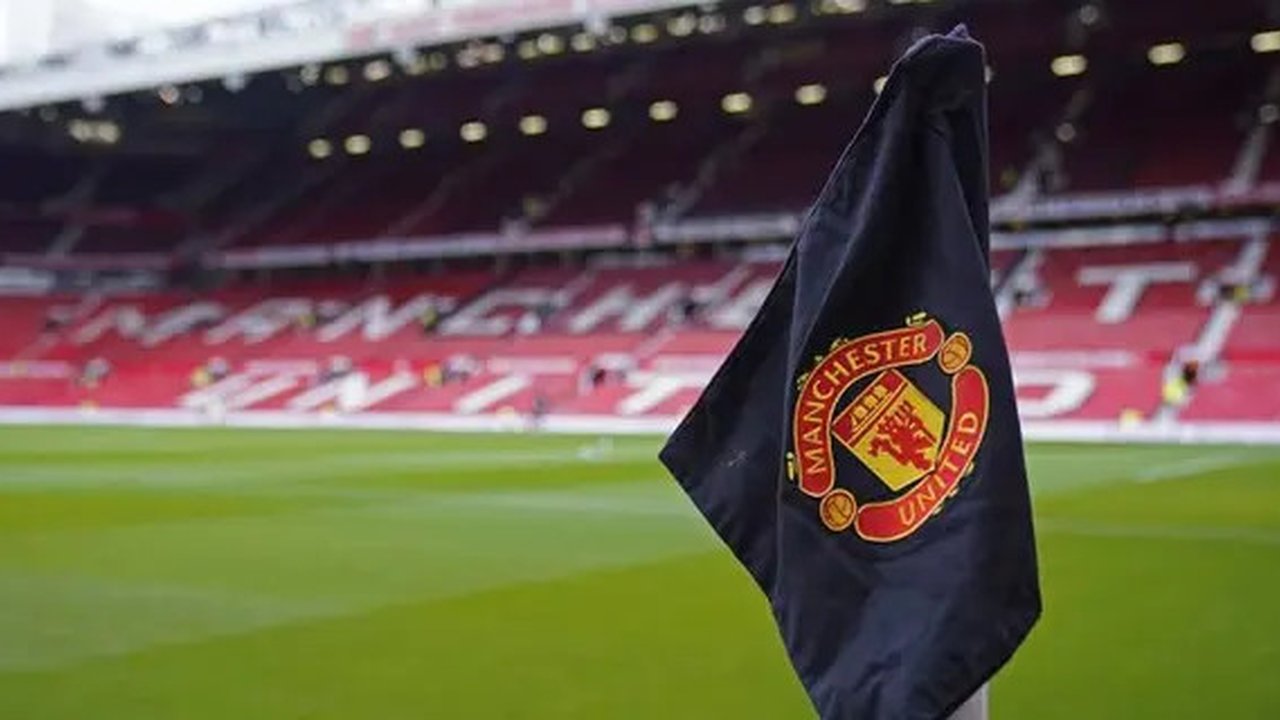 Old Trafford menjelang pertandingan Premier League antara Manchester United dan West Ham, Minggu, 11 Mei 2025. (AP Photo/Ian Hodgson)