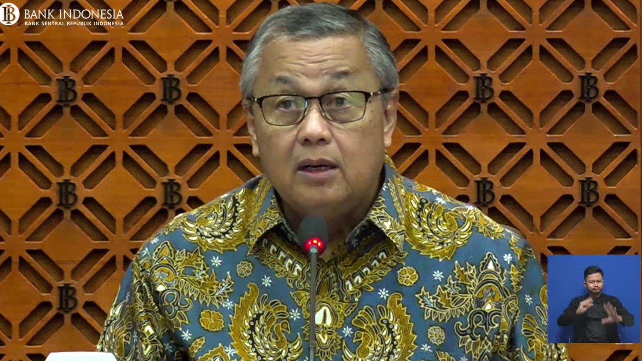 Gubernur Bank Indonesia Perry Warjiyo (tengah) saat konferensi pers hasil Rapat Dewan Gubernur di Jakarta, Kamis (20/6/2024). Bank Indonesia melalui Rapat Dewan Gubernur (RDG) pada 19-20 Juni 2024 memutuskan untuk mempertahankan suku bunga acuan atau BI Rate di level 6,25%. Liputan6.com/Angga Yuniar