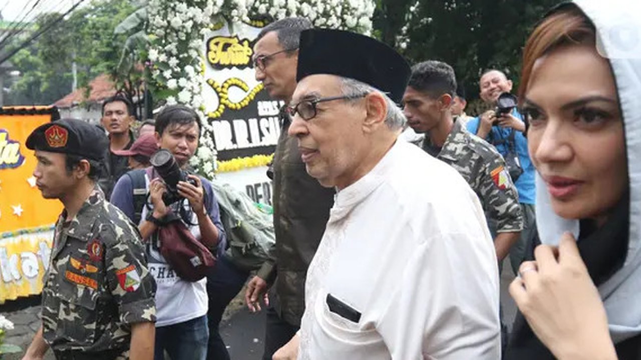 Cendekiawan muslim Quraish Shihab (kedua kanan) bersama anaknya Najwa Shibab saat melayat KH Salahuddin Wahid atau Gus Sholah di rumah duka kawasan Mampang Prapatan, Jakarta, Senin (3/2/2020)