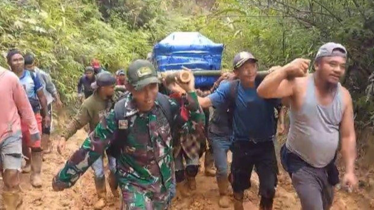 Potret Miris Jalan Rusak di Seko Luwu Utara, Jenazah Guru Ditandu TNI dan Warga Jalan 30 Kilometer ke Pemakaman