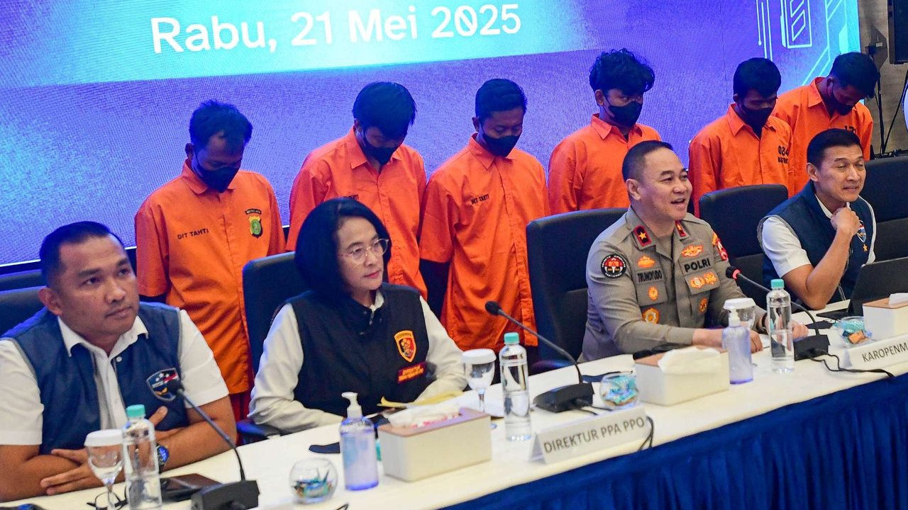 Sebanyak enam tersangka admin grup Facebook 'Fantasi Sedarah' dan 'Suka Duka' yang menampilkan konten inses dan pornografi dihadirkan dalam konferensi pers di Mabes Polri, Jakarta, Rabu (21/5/2025).