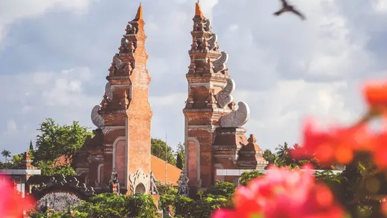 Brand hand sanitizer Antis bersama tiket.com berkolaborasi mendukung program pemerintah pulihkan industri pariwisata. (dok. Unsplash.com/Jeremy Bioshop)