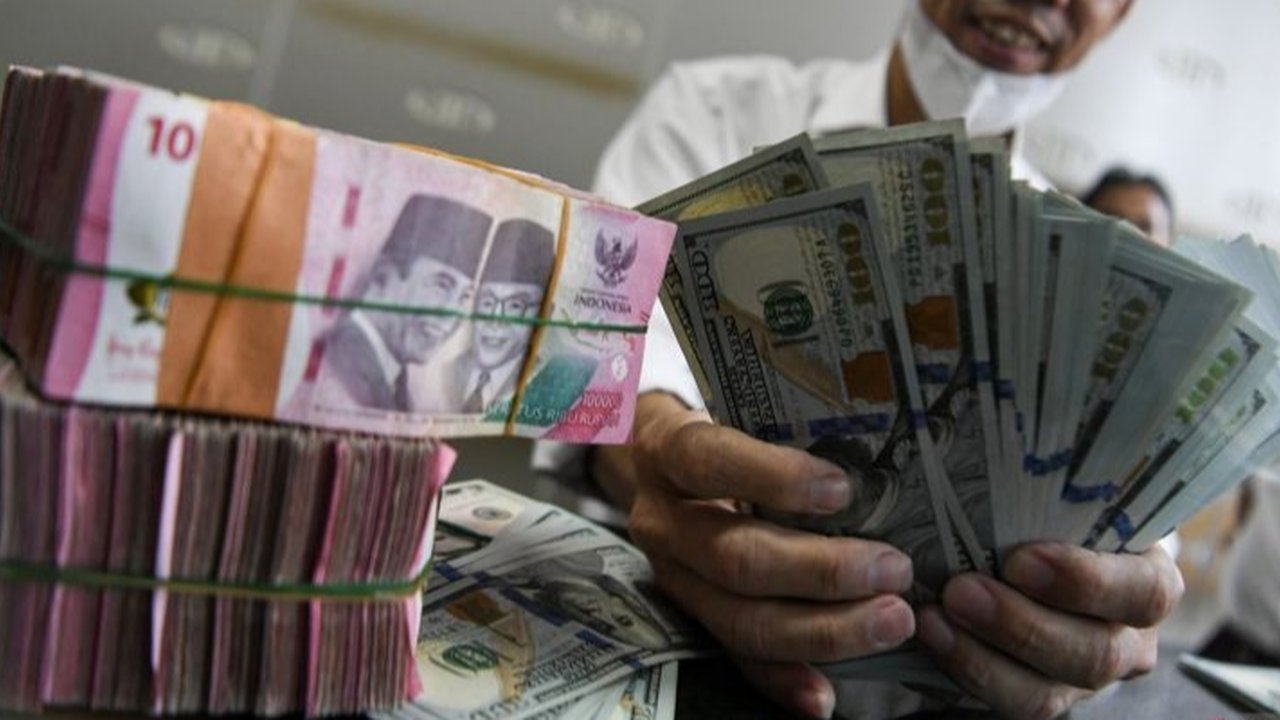 Rupiah berpotensi menguat terhadap dolar AS setelah Moody's menurunkan peringkat utang Amerika Serikat yang memicu pelemahan mata uang Paman Sam.