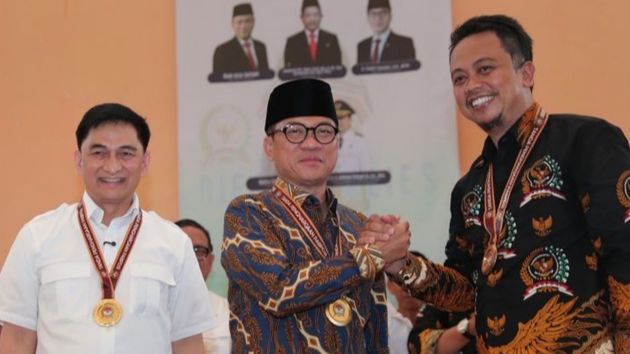 Menteri Desa Yandri Susanto mendapat gelar Bapak BPD Indonesia dari PABPDSI, berkomitmen bersama-sama membangun Indonesia dari desa.
