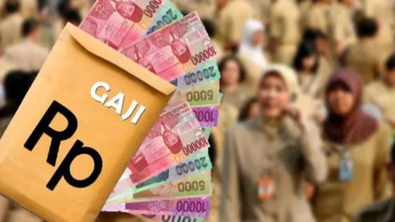 Pegawai negeri sipil (PNS) melakukan aktivitas di Badan Kepegawaian Daerah (BKD), Balai Kota, Jakarta, Senin (9/5/2022). Pemprov DKI masih menerapkan kapasitas maksimal 75 persen terhadap
