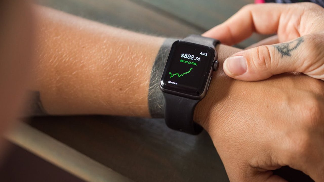 Ilustrasi Menggunakan Smartwatch