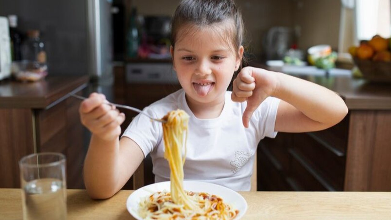 Anak tidak nafsu makan memang membuat orangtua bingung. Perlu trik tertentu untuk bisa merayu si kecil supaya lahap kembali.
