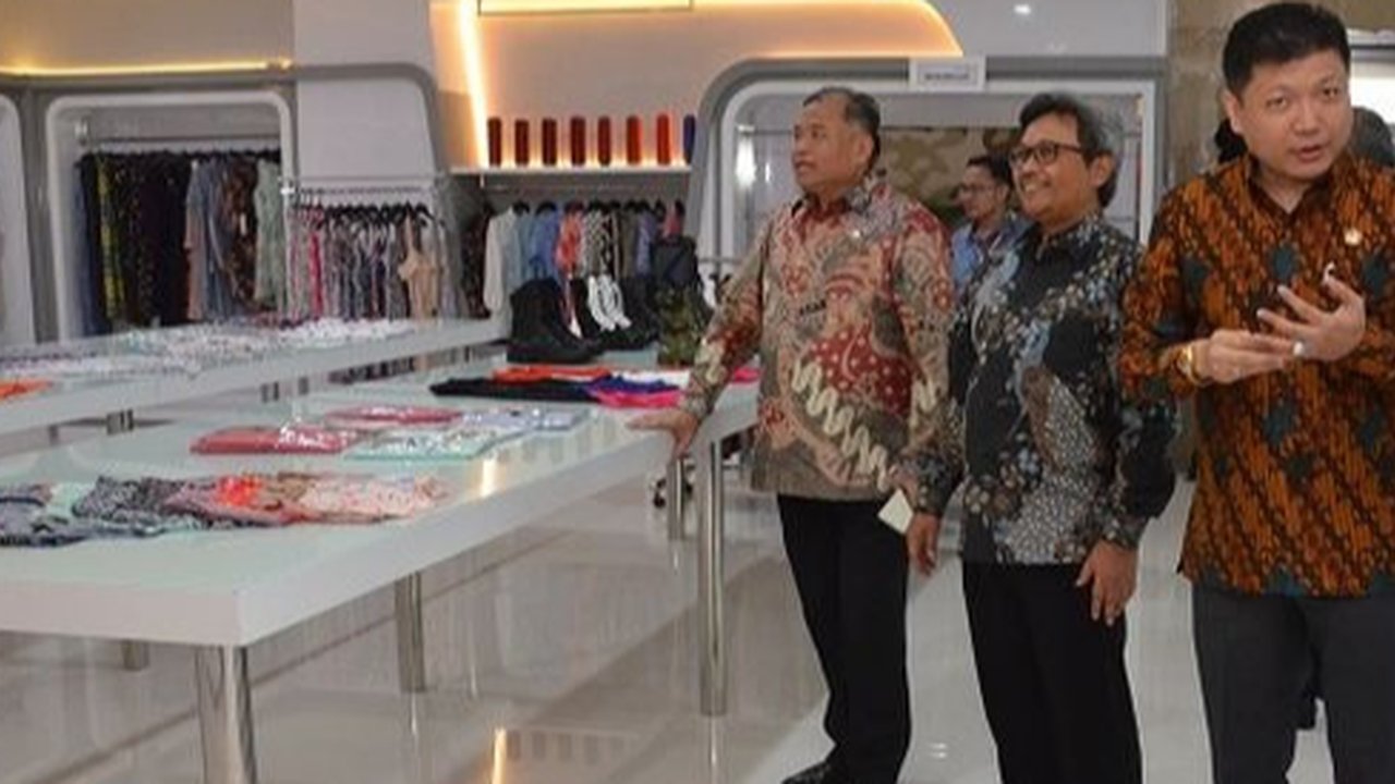 Kejaksaan Agung memeriksa istri Tom Lembong, Marcella Santoso, terkait bukti percakapan elektronik dalam kasus dugaan perintangan penanganan perkara korupsi impor gula yang melibatkan Tom Lembong.