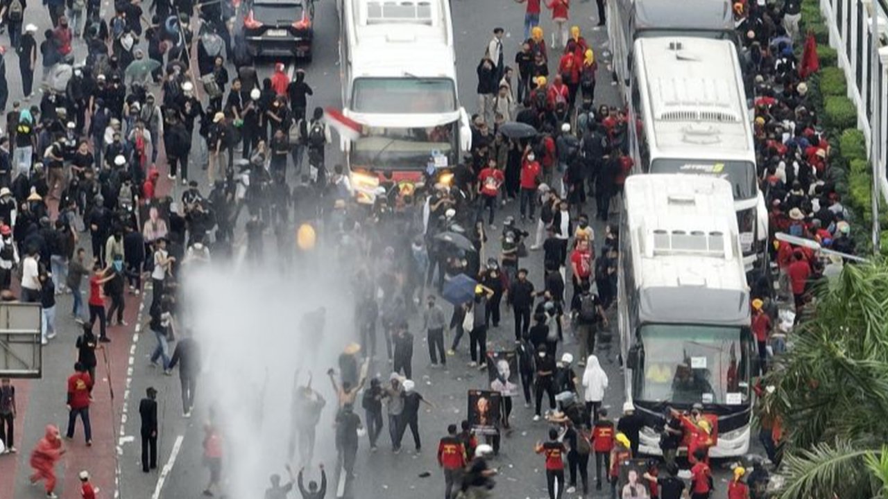 Demo Buruh Depan Gedung DPR Ricuh