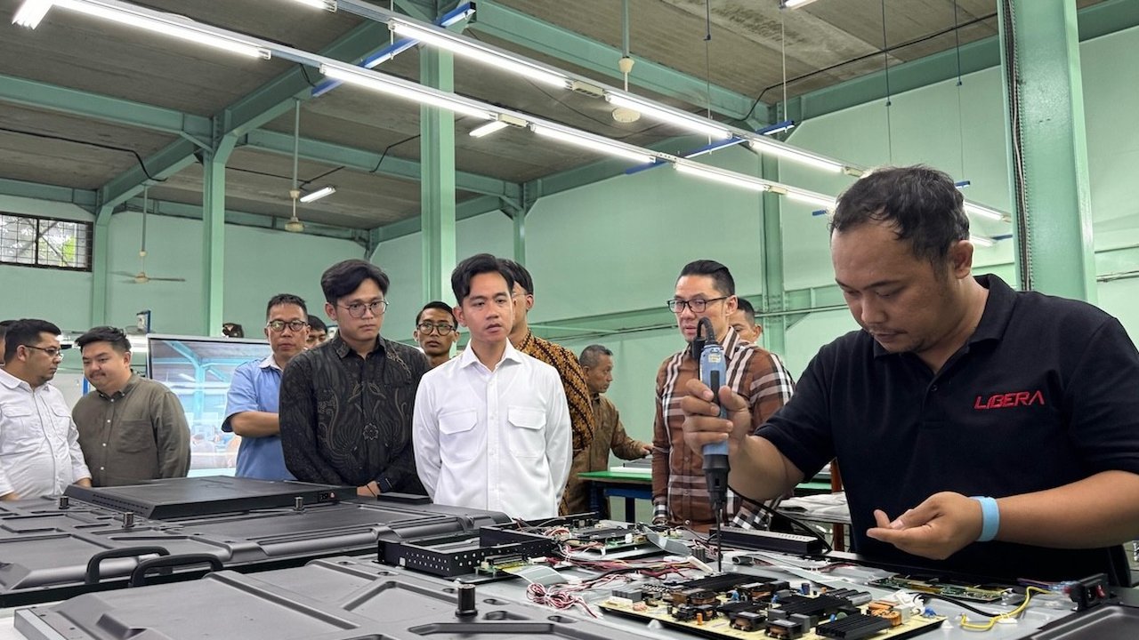 Tinjau Pabrik Elektronika di Bekasi, Wapres Gibran Dorong SMK Magang di Industri