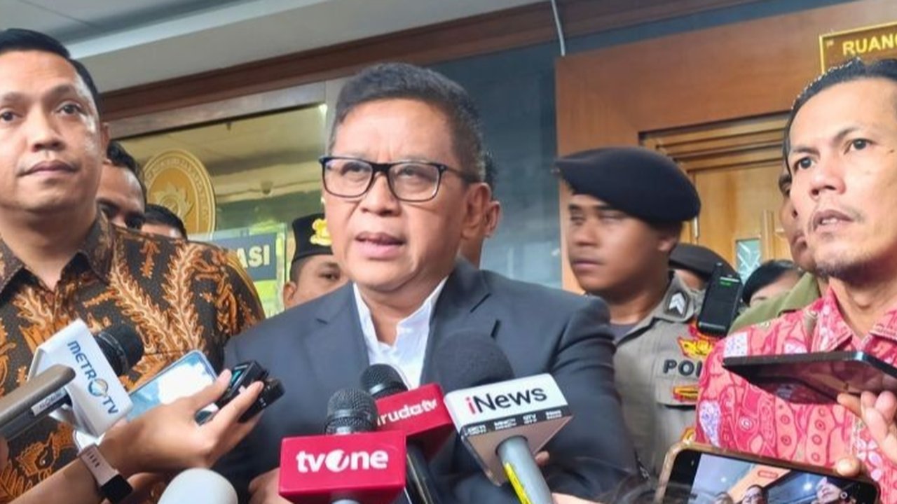Sekjen PDI Perjuangan, Hasto Kristiyanto, membantah kepemilikan ponsel atas nama