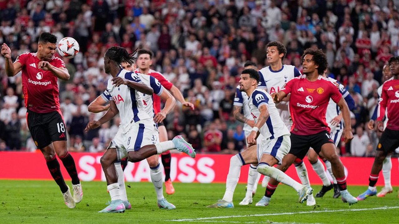 Ekspresi kecewa Bruno Fernandes (kanan) dan sejumlah pemain Manchester United setelah ditahan imbang 1-1 oleh Real Sociedad dalam laga leg 1 babak 16 besar Liga Europa 2024/2025 di Anoeta Sta