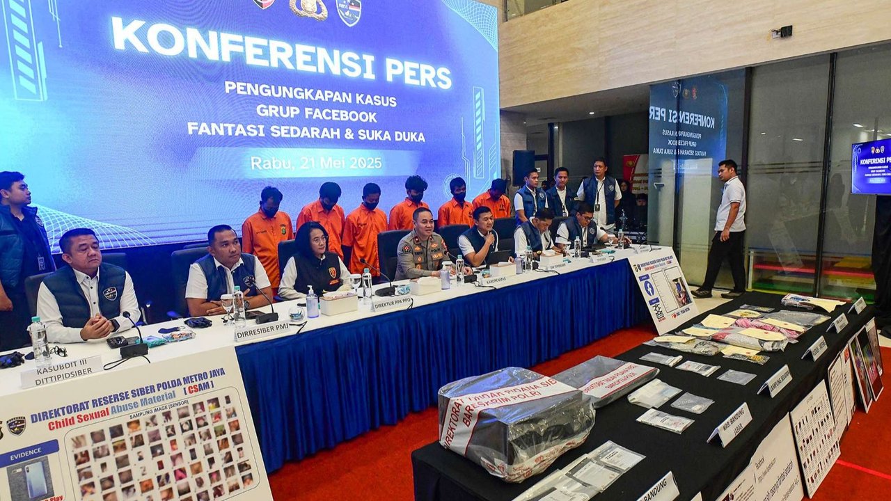 Sebanyak enam tersangka admin grup Facebook 'Fantasi Sedarah' dan 'Suka Duka' yang menampilkan konten inses dan pornografi dihadirkan dalam konferensi pers di Mabes Polri, Jakarta, Rabu (21/5/2025).