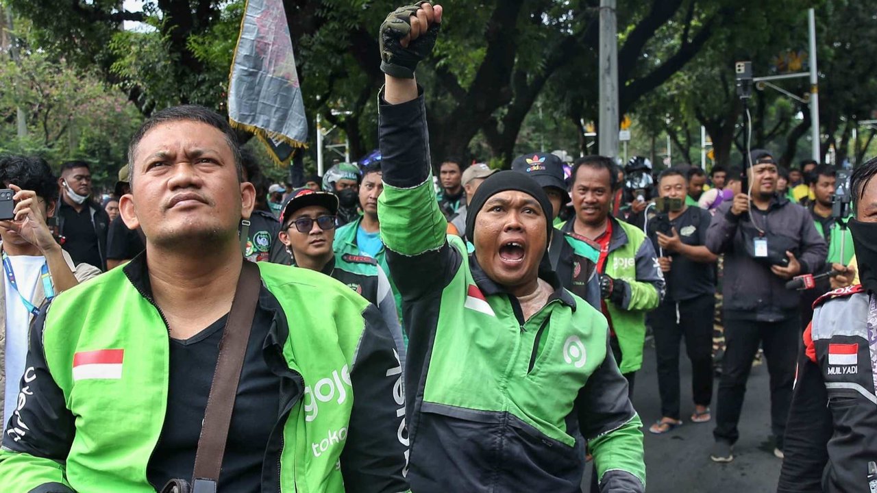 Ribuan pengemudi ojek online (ojol) dan taksi online menggelar aksi unjuk rasa di kawasan Patung Kuda, Jakarta, Selasa (20/5/2025). Demo ojol besar-besaran hari ini digelar secara serentak di beberapa titik-titik di 5 wilayah Jakarta, serta di Jabodetabek, Jawa dan sebagian Sumatera. Diperkirakan, sebanyak 25 ribu pengemudi ikut serta dalam aksi ini.