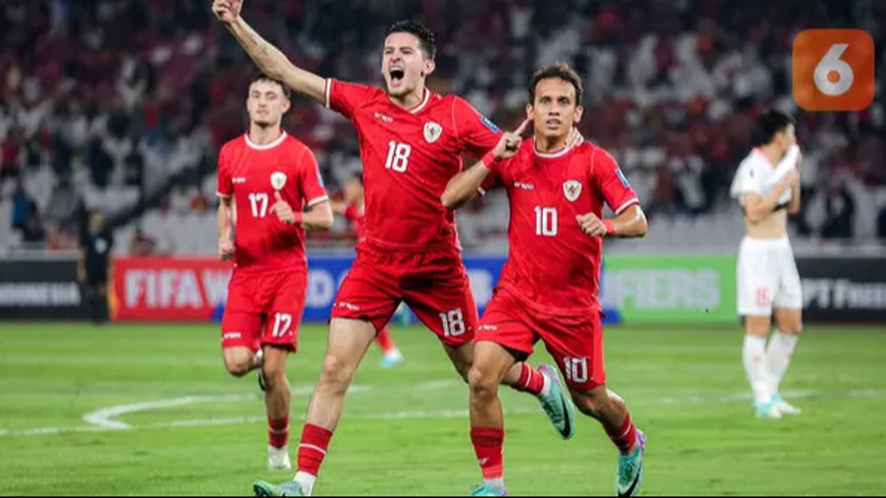 Selebrasi gelandang Timnas Indonesia, Egy Maulana Vikri (kanan) bersama Justin Hubner setelah mencetak gol ke gawang Vietnam pada laga Grup F kualifikasi Piala Dunia 2026 Zona Asia di Stad
