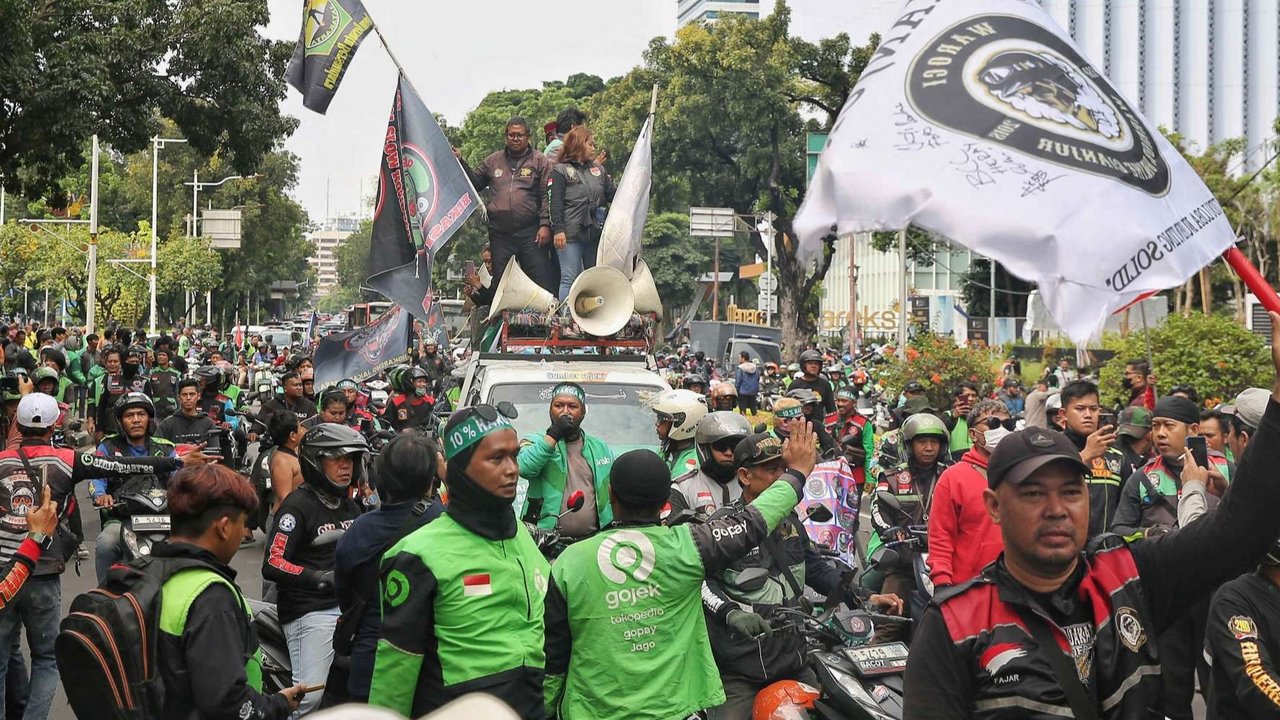 Ribuan pengemudi ojek online (ojol) dan taksi online menggelar aksi unjuk rasa di kawasan Patung Kuda, Jakarta, Selasa (20/5/2025). Demo ojol besar-besaran hari ini digelar secara serentak di beberapa titik-titik di 5 wilayah Jakarta, serta di Jabodetabek, Jawa dan sebagian Sumatera. Diperkirakan, sebanyak 25 ribu pengemudi ikut serta dalam aksi ini.