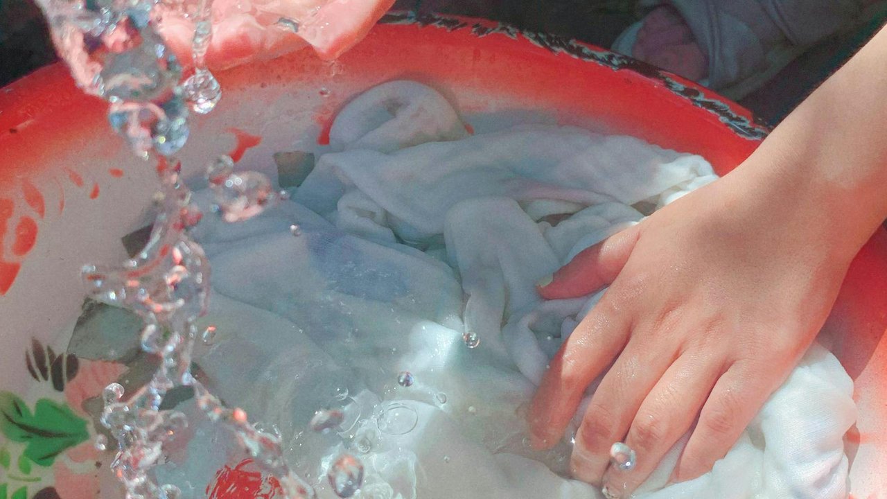 <p>Ilustrasi mencuci pakaian manual. (c) 卜 兰/Pexels.com</p>