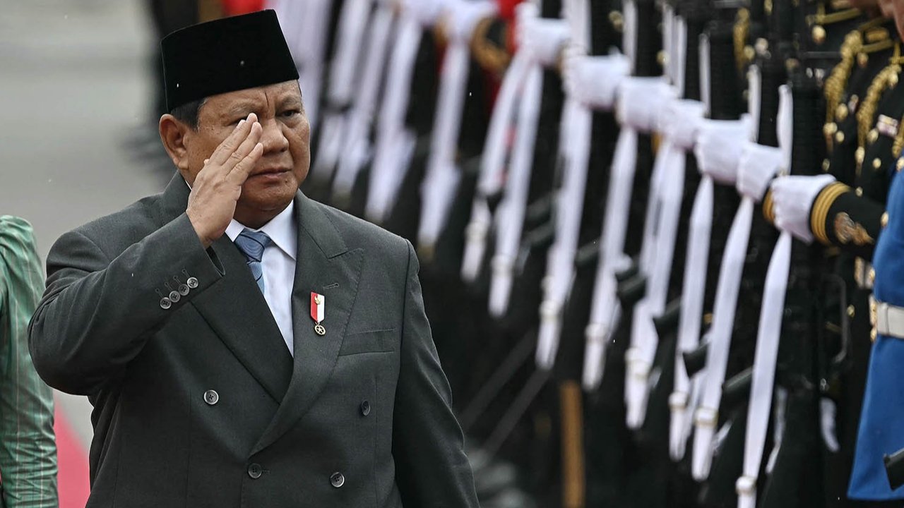 Presiden Indonesia Prabowo Subianto disambut Perdana Menteri Thailand Paetongtarn Shinawatra  saat  upacara penyambutan di Gedung Pemerintah di Bangkok, Thailand (19/05/2025)