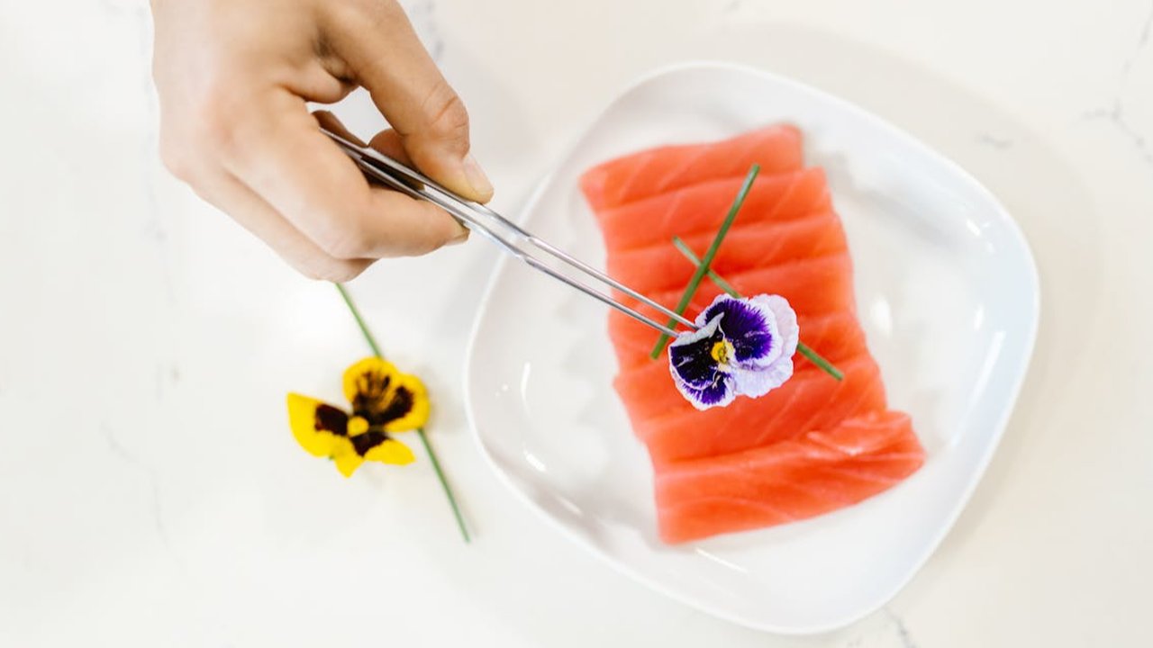 Ilustrasi Kue dengan Edible Flowers