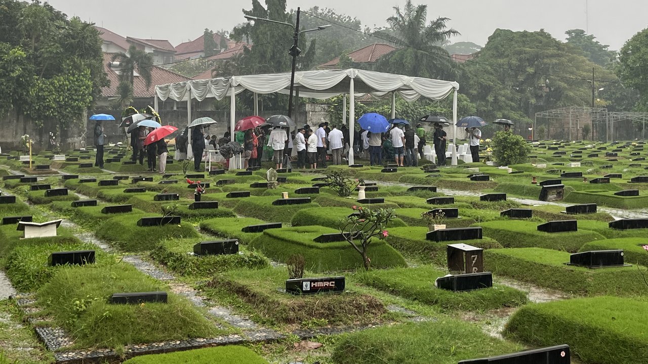 Jenazah Ibrahim Sjarief, suami Najwa Shihab dimakamkan di TPU Jeruk Purut, Jakarta, Rabu (21/5/2025) setelah disalatkan di masjid dekat rumah duka.