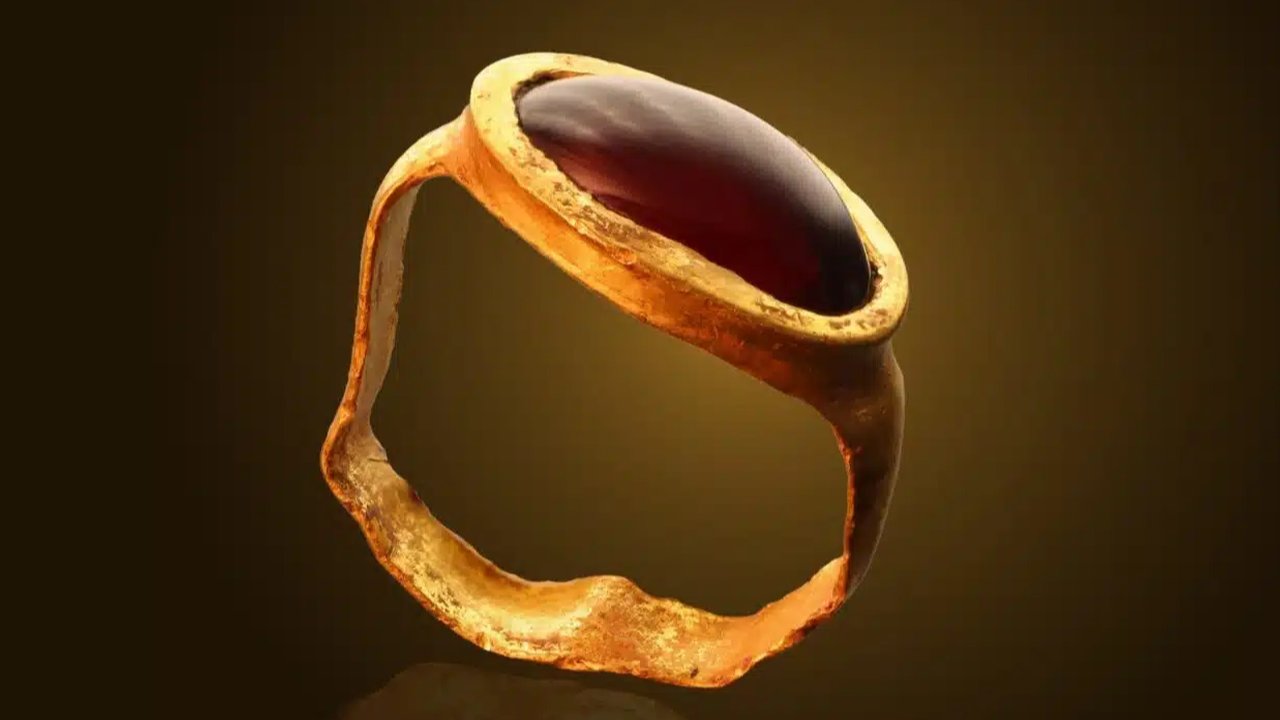 Arkeolog Temukan Cincin Emas Berusia 2.300 Tahun, Masih Utuh dengan Hiasan Batu Permata Merah