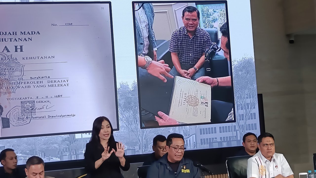 Bareskrim perlihatkan ijazah Jokowi.