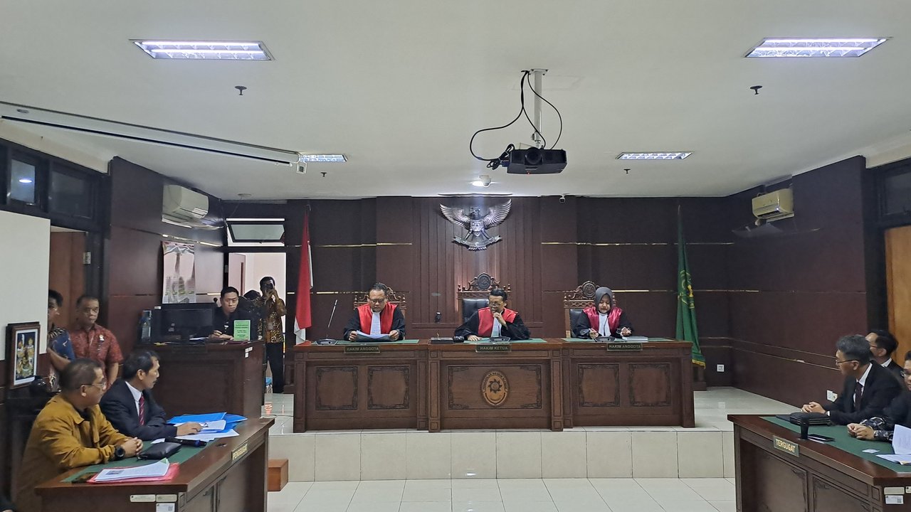 Pengamat menilai tudingan ijazah palsu Jokowi berpotensi merusak demokrasi. Prabowo sebagai pemimpin masa depan, harus bersikap atas isu ini.