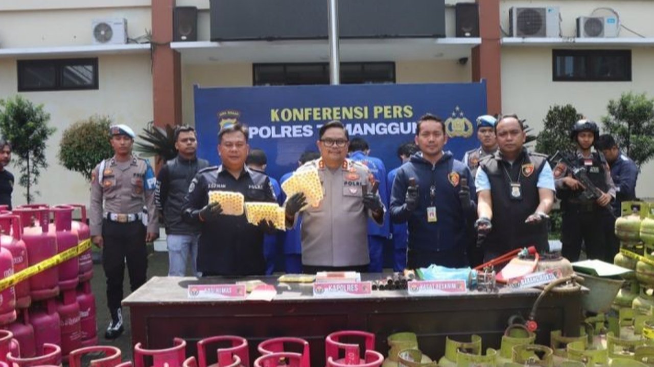 Polres Temanggung mengungkap kasus pengoplosan gas elpiji subsidi 3 kg ke tabung 12 kg, dengan empat tersangka dan barang bukti ratusan tabung gas serta alat pengoplosan.
