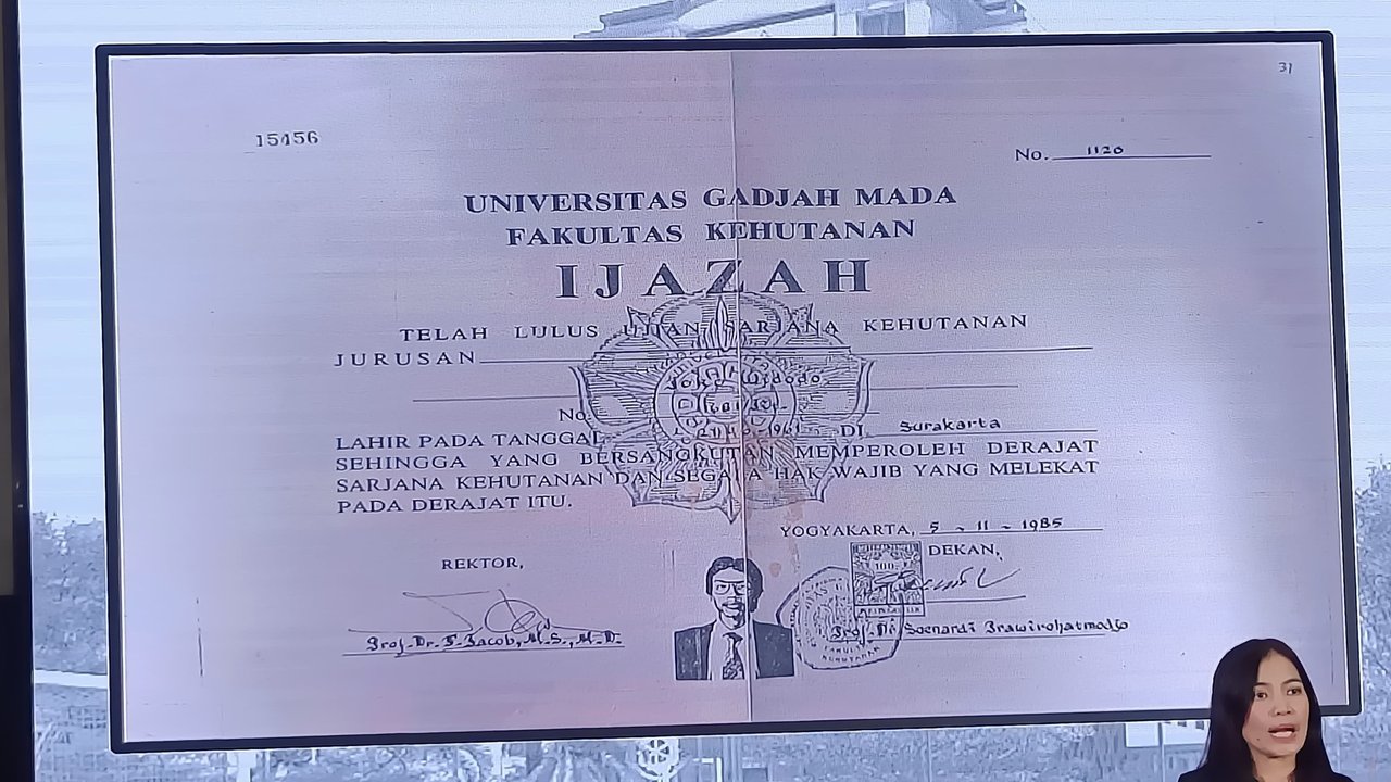 Bareskrim perlihatkan ijazah Jokowi.