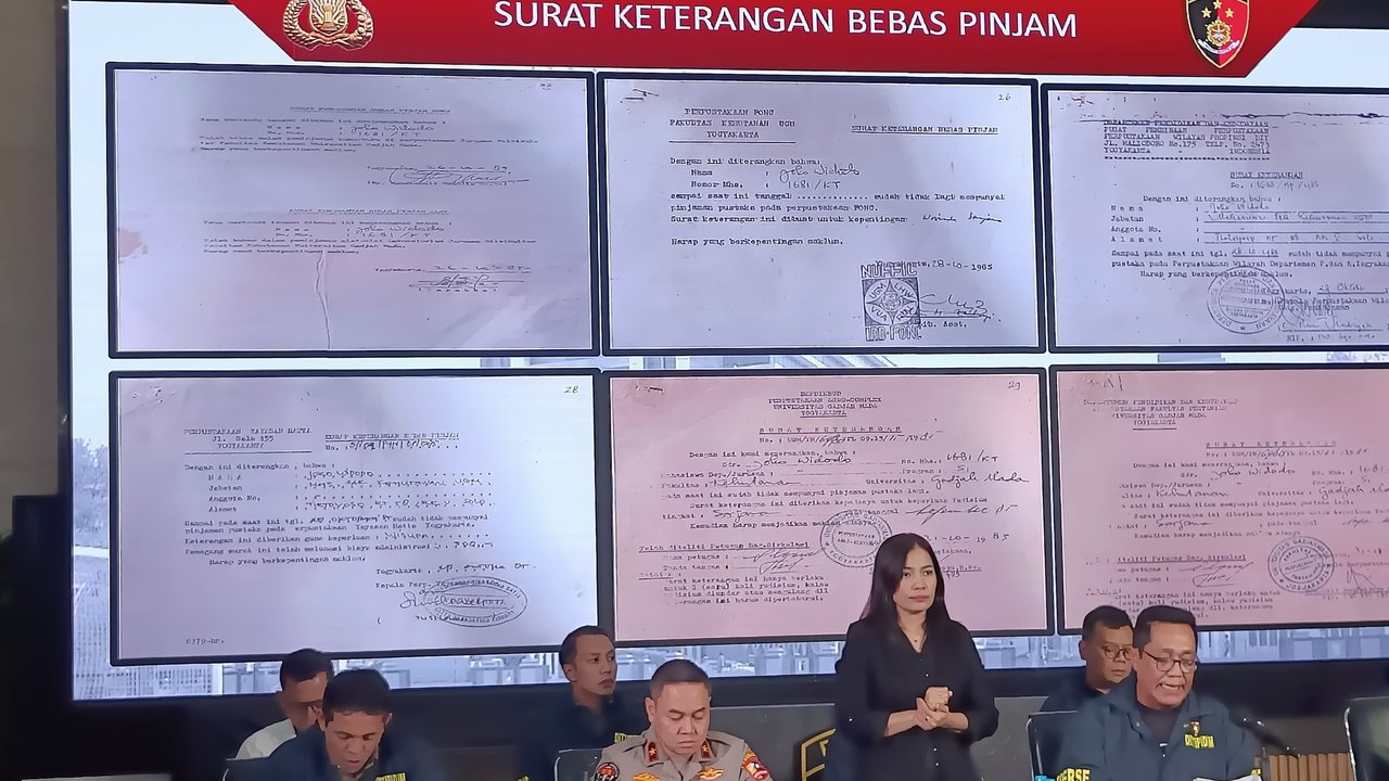 Pengamat menilai tudingan ijazah palsu Jokowi berpotensi merusak demokrasi. Prabowo sebagai pemimpin masa depan, harus bersikap atas isu ini.
