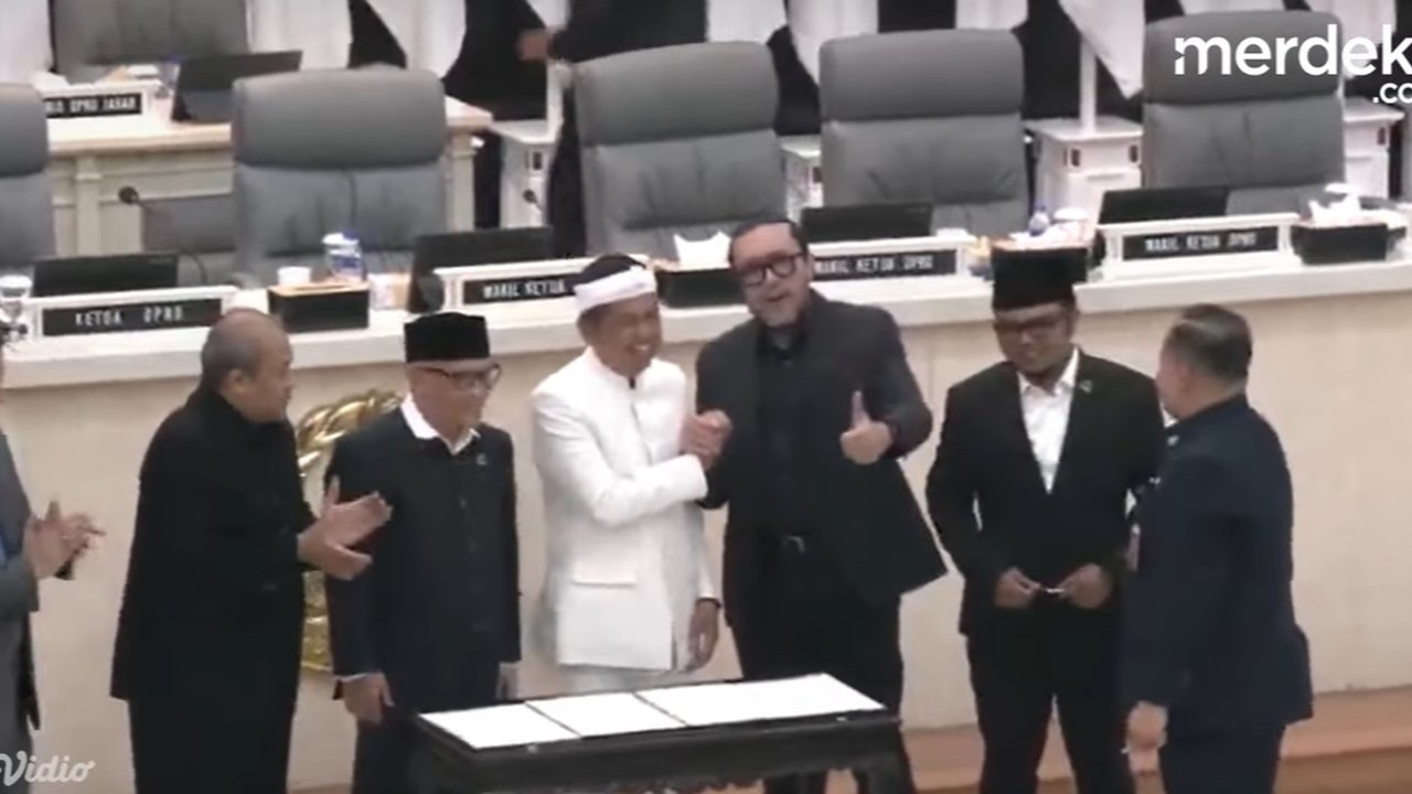 VIDEO: Momen Akrab Dedi Mulyadi dan Ono Surono Salam Komando Usai Panas PDIP Walkout Sidang Paripurna