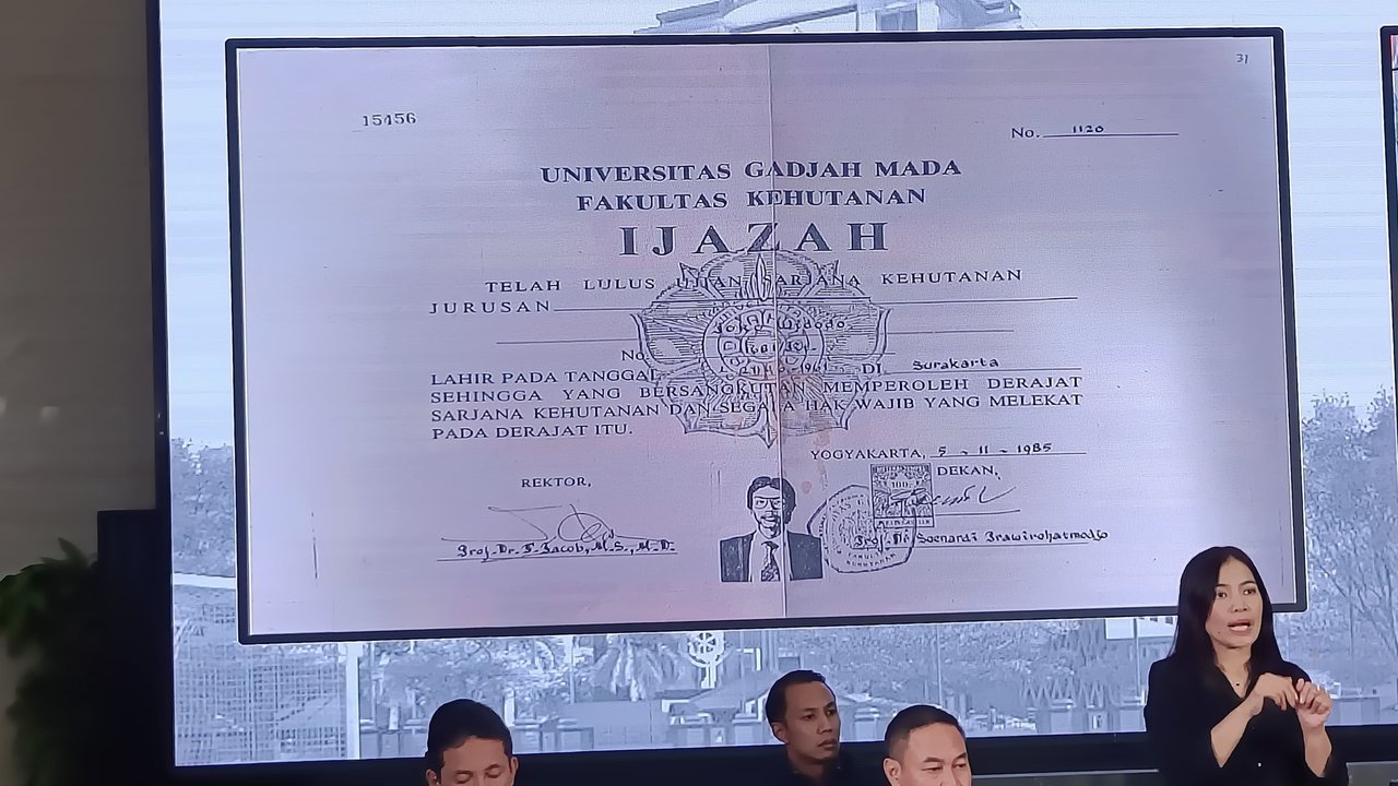 Bareskrim perlihatkan ijazah Jokowi.