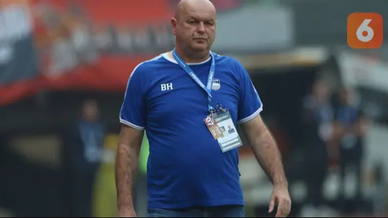 Pelatih Persib Bandung, Bojan Hodak saat laga leg 1 final Championship Series BRI Liga 1 2023/2024 antara Persib Bandung melawan Madura United di Stadion Si Jalak Harupat, Bandung, Mi