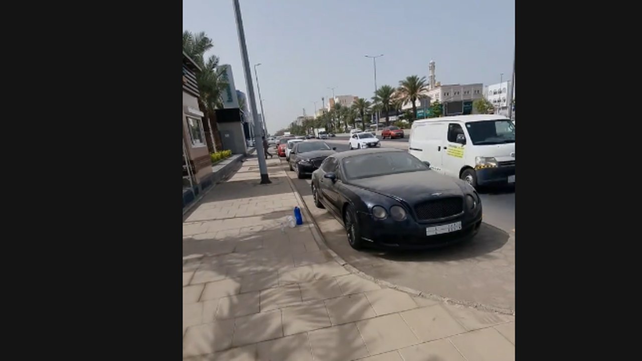 Orang Arab Seenaknya Tinggalkan Bentley Hingga Jaguar di Pinggir Jalan Sampai Bulukan