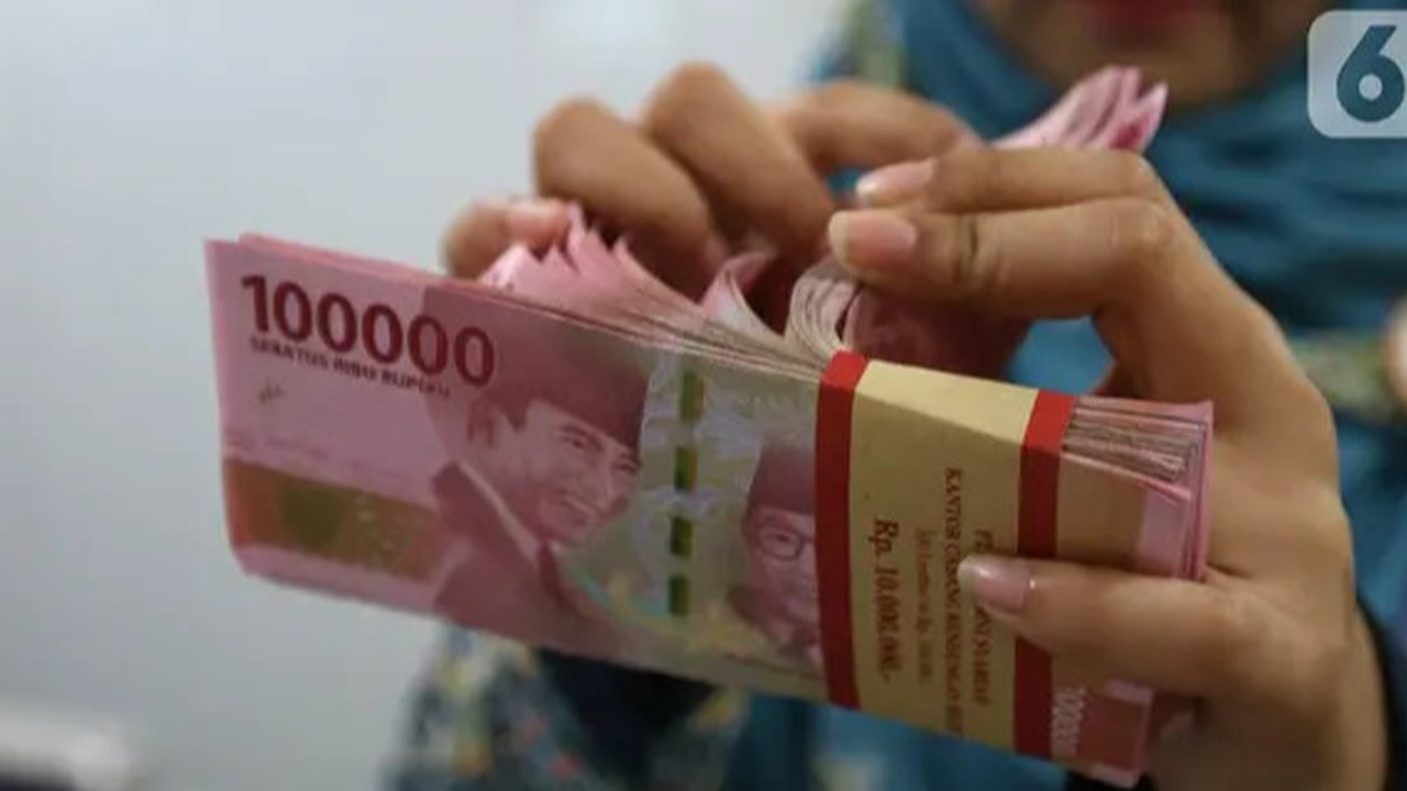 Karyawan menghitung uang kertas rupiah yang rusak di tempat penukaran uang rusak di Gedung Bank Indonessia, Jakarta (4/4). Selain itu BI juga meminta masyarakat agar menukarkan uang yang suda