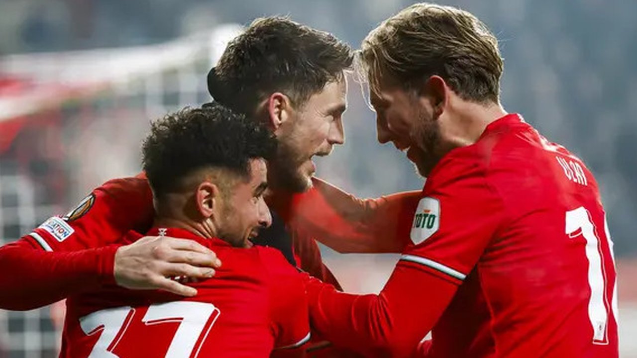 Kemenangan Twente akhirnya datang juga. Kali ini dari sontekan penalti Ricky van Wolfsinkel menit ke-95. Hasil ini membuat FC Twente bisa menjaga kans lolos ke 16 besar. Leg kedua gantian dig