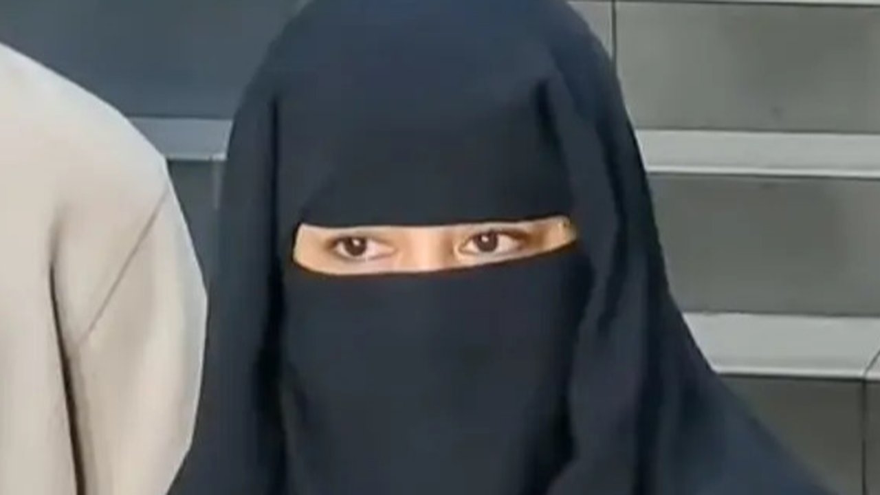 Setelah Abidzar Al-Ghifari menyomasi dua akun medsos, Umi Pipik melaporkan mereka ke Polda Metro Jaya didampingi kuasa hukum Rendy Anggara Putra. (Foto: Dok. YouTube Intens Investigasi)